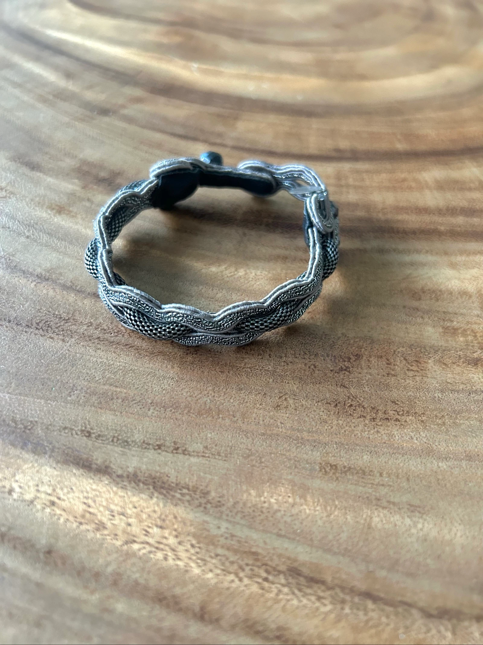 Licht aanpasbare grijze metallic verweven armband Dori Csengeri – photo 9